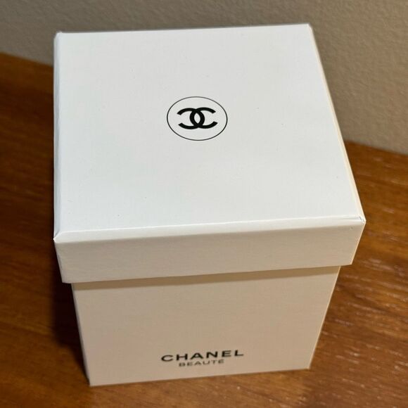 CHANEL SNOW GLOBE WITH BOX - Picture 6 of 9